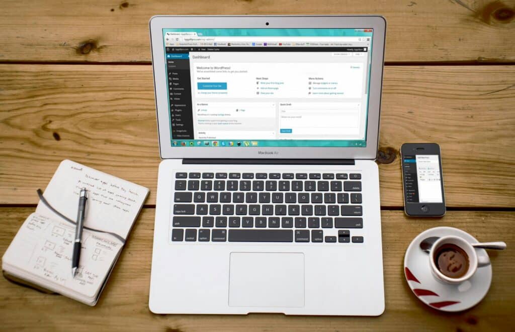 Ordinateur sur WordPress illustration des améliorations SEO techniques